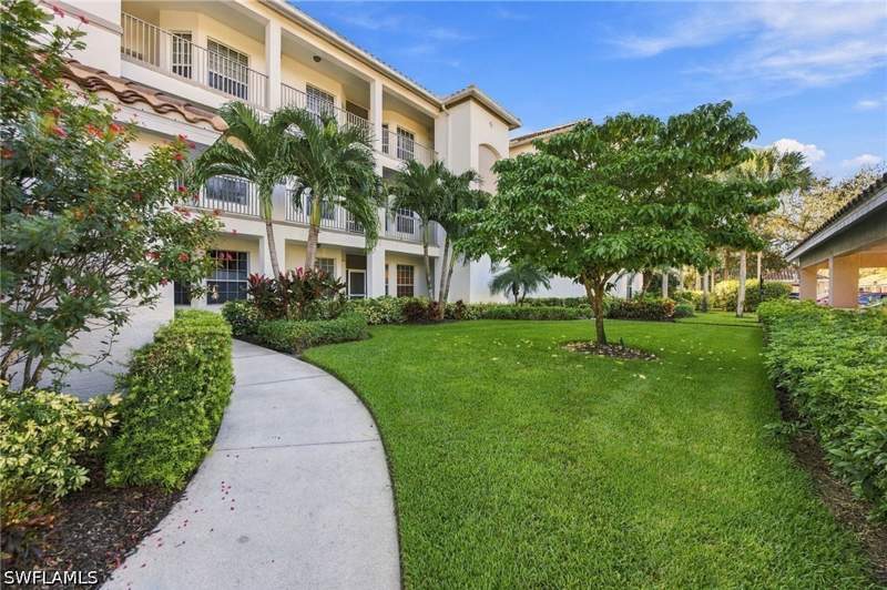 2 bedroom Condominium at 8259 Parkstone Pl 106, Waterford At Vanderbilt Country Club, Naples — photo 2