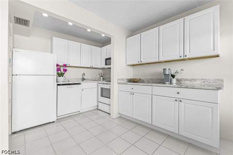1250 Tennisplace Ct B32, Sanibel FL - photo 14 of 31
