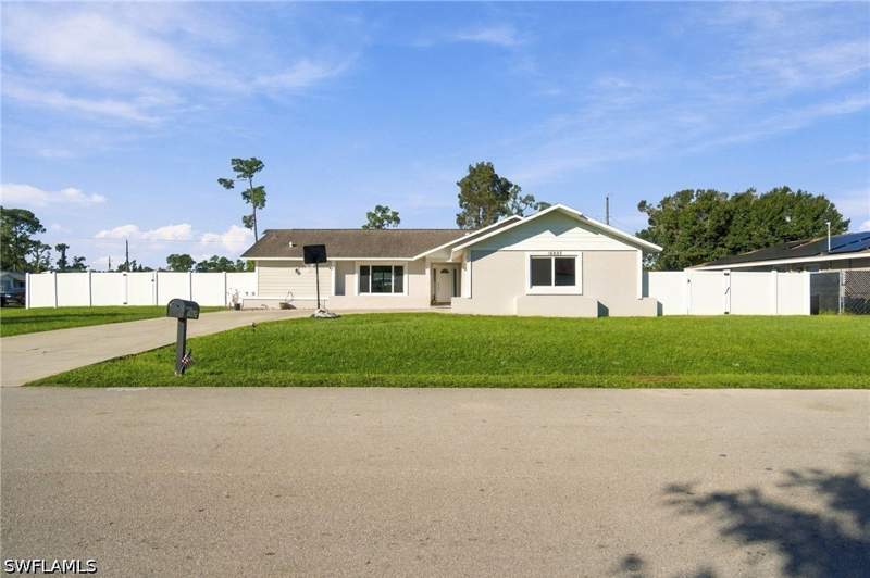 3 bedroom SingleFamilyResidence at 18688 Bradenton Rd, San Carlos Park, Fort Myers — photo 2