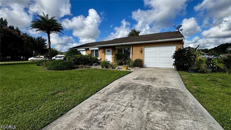 3 bedroom SingleFamilyResidence at 4050 S Edgewater Cir, Port Labelle, Labelle — photo 3