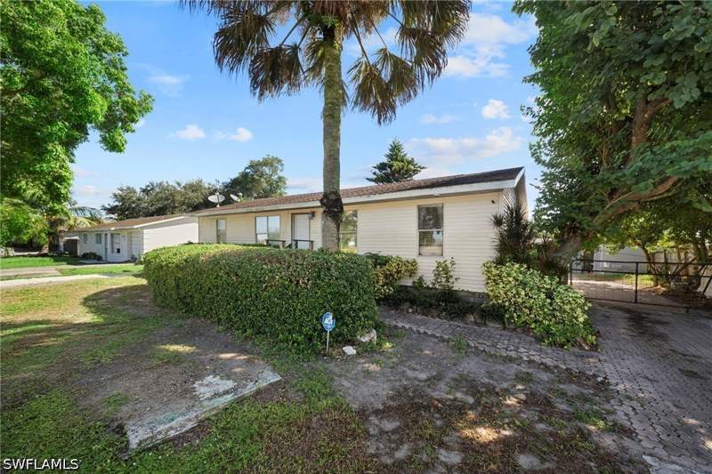 3 bedroom SingleFamilyResidence at 1960 49th St SW, Golden Gate City, Naples — photo 3