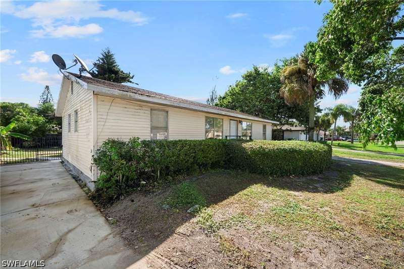 3 bedroom SingleFamilyResidence at 1960 49th St SW, Golden Gate City, Naples — photo 4