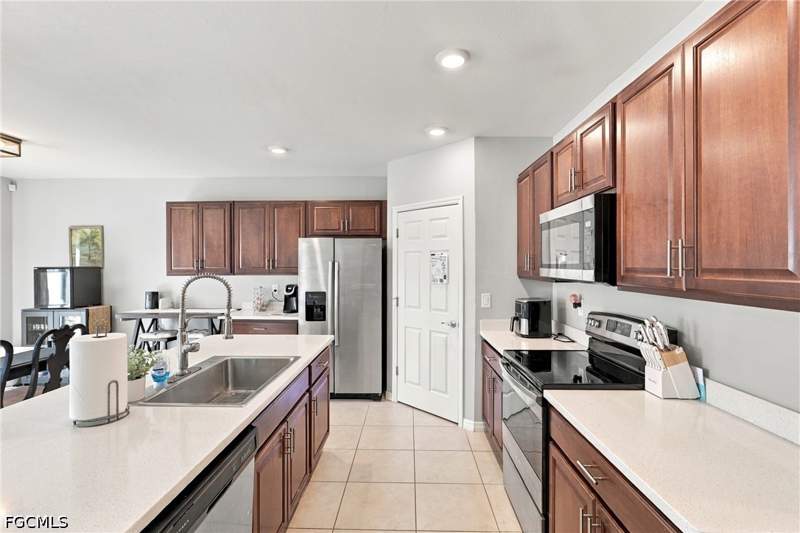 4 bedroom SingleFamilyResidence at 4121 Chiquita Blvd S, Cape Coral, Cape Coral — photo 3