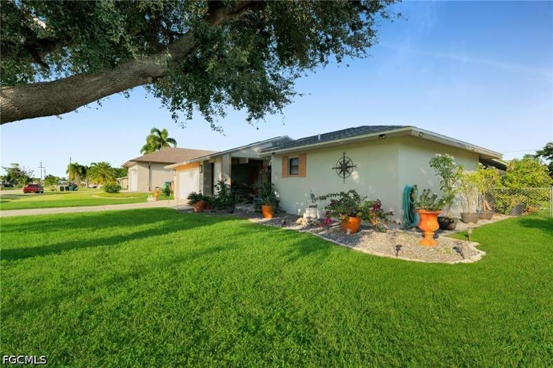 2 bedroom SingleFamilyResidence at 4021 SE 1st Ct, Cape Coral, Cape Coral — photo 2