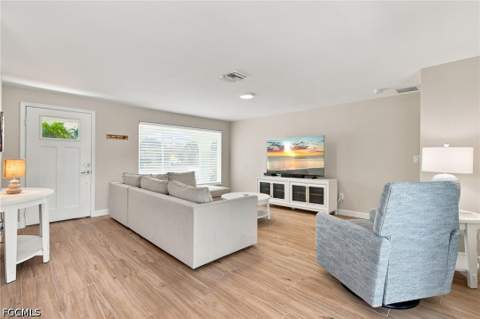 371 Washington Ct, Fort Myers Beach FL - photo 6 of 45