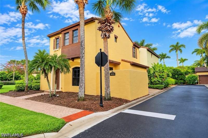 2 bedroom Townhouse at 9093 Capistrano St S 7501, Ole, Naples — photo 2