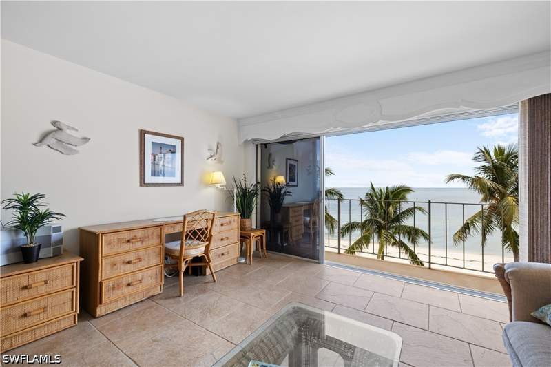 2 bedroom Condominium at 2011 Gulf Shore Blvd N 44, Carriage Club, Naples — photo 5
