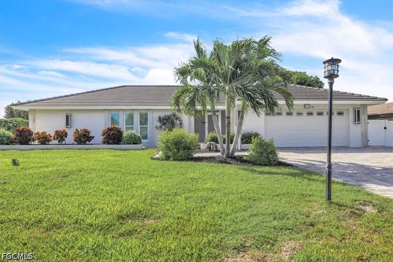3 bedroom SingleFamilyResidence at 1034 N Waterway Dr, Town And River, Fort Myers — photo 2