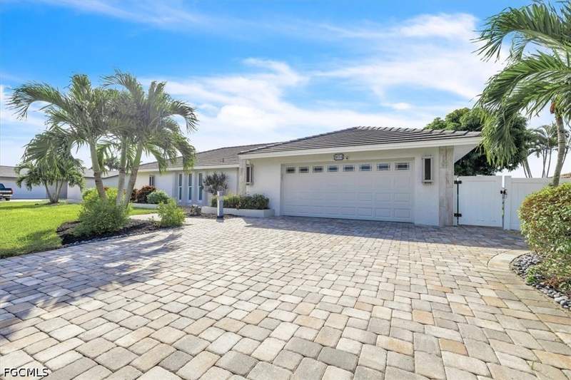 3 bedroom SingleFamilyResidence at 1034 N Waterway Dr, Town And River, Fort Myers — photo 3