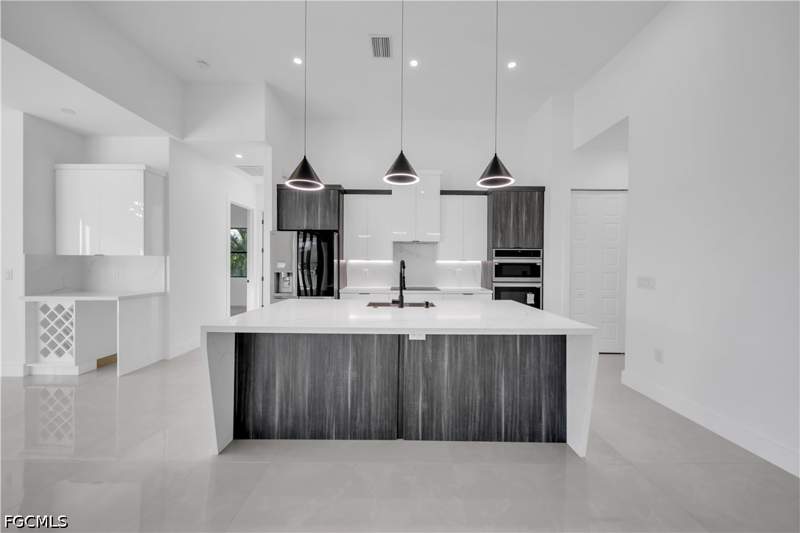 4 bedroom SingleFamilyResidence at 2000 SW 31st Ter, Cape Coral, Cape Coral — photo 2