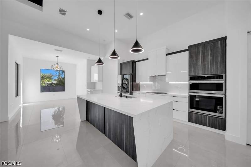 4 bedroom SingleFamilyResidence at 2000 SW 31st Ter, Cape Coral, Cape Coral — photo 4