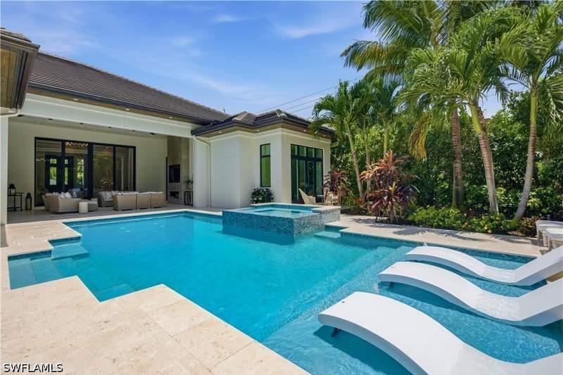 5 bedroom SingleFamilyResidence at 2987 Regatta Rd, Moorings, Naples — photo 2