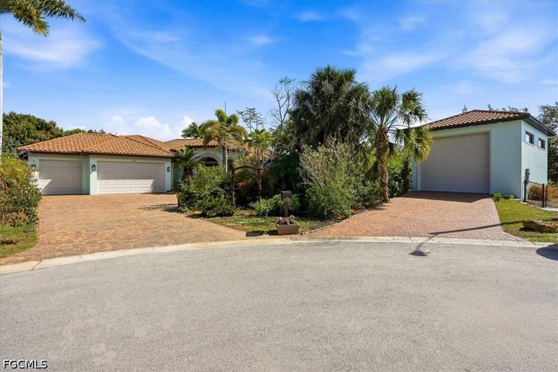 3 bedroom SingleFamilyResidence at 2105 Ottersrest Ln, Cape Coral, Cape Coral — photo 4