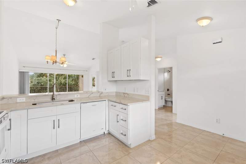 2 bedroom Condominium at 1766 Reuven Cir 4, St. George, Naples — photo 3