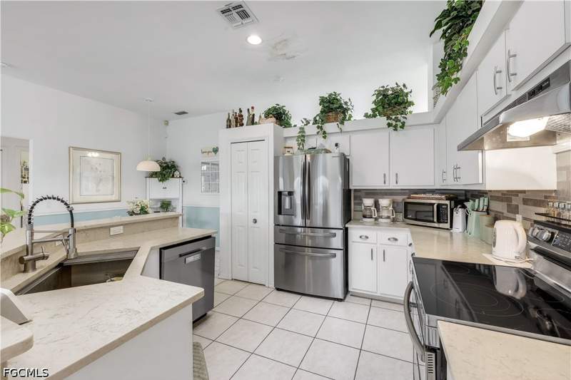 3 bedroom SingleFamilyResidence at 305 SE 31st St, Cape Coral, Cape Coral — photo 4