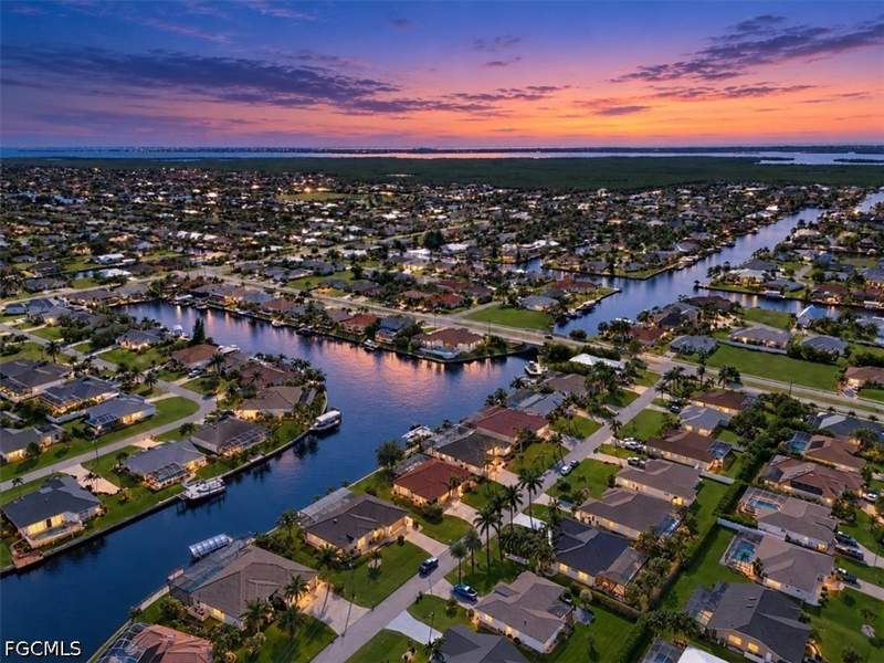 3 bedroom SingleFamilyResidence at 2310 SW 40th Ter, Cape Coral, Cape Coral — photo 3