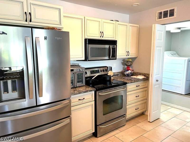 4 bedroom SingleFamilyResidence at 883 Coconut Cir E, Coconut Grove, Naples — photo 4