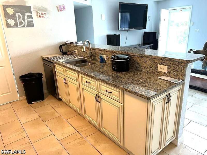 4 bedroom SingleFamilyResidence at 883 Coconut Cir E, Coconut Grove, Naples — photo 5