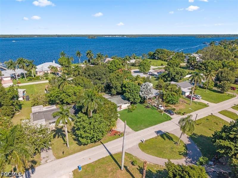 2 bedroom SingleFamilyResidence at 4051 Rainbow Dr, Fort Myers, Fort Myers — photo 2