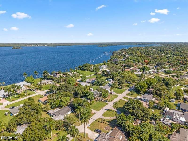2 bedroom SingleFamilyResidence at 4051 Rainbow Dr, Fort Myers, Fort Myers — photo 4