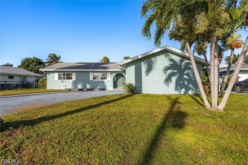 3 bedroom SingleFamilyResidence at 4906 Sorrento Ct, Cape Coral, Cape Coral — photo 2