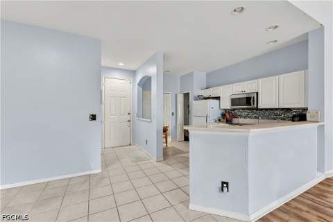 4219 Liron Ave 204, Fort Myers FL - photo 7 of 36