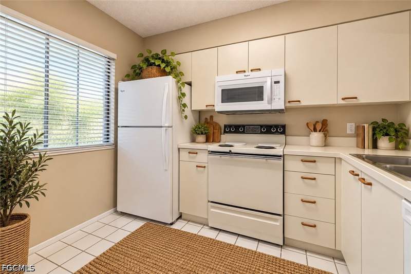 2 bedroom Condominium at 7406 Lake Breeze Dr 514, Seven Lakes, Fort Myers — photo 4