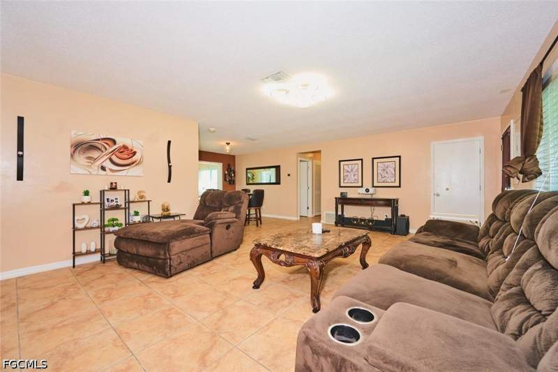 2 bedroom SingleFamilyResidence at 208 S Lake Dr, Willow Lake, Lehigh Acres — photo 3