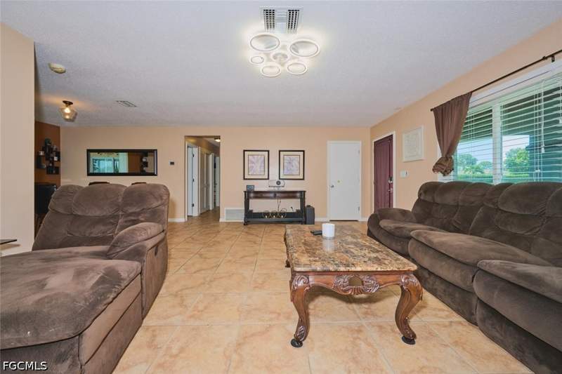 2 bedroom SingleFamilyResidence at 208 S Lake Dr, Willow Lake, Lehigh Acres — photo 4