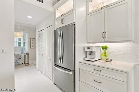 4650 Yacht Harbor Dr 124, Naples FL - photo 10 of 26