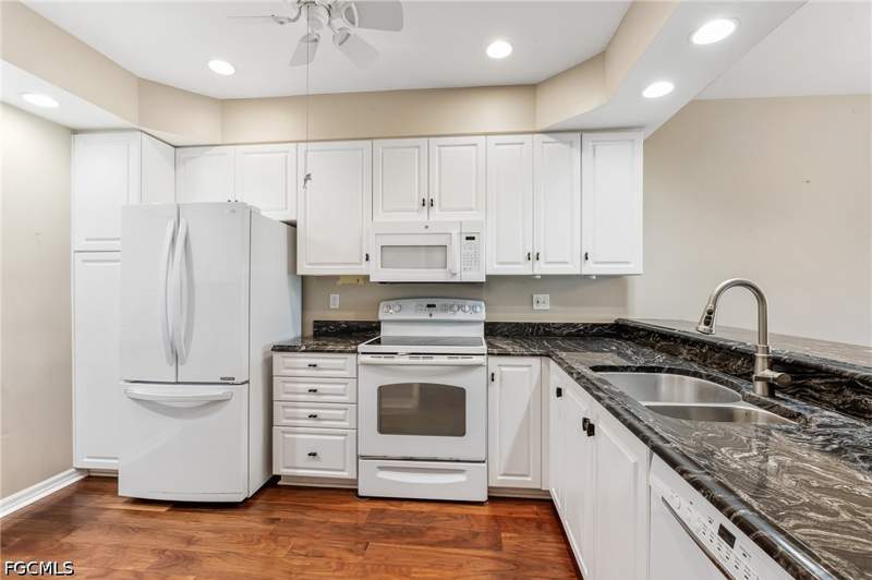 2 bedroom Condominium at 14751 Hole In One Cir 109, Golfview Golf & Racquet Club, Fort Myers — photo 3