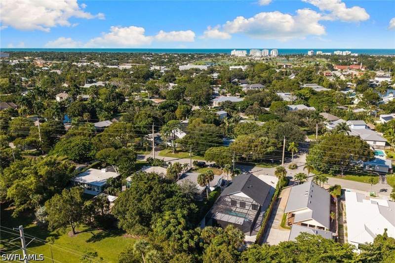 3 bedroom SingleFamilyResidence at 1010 13th St N, Lake Park, Naples — photo 2