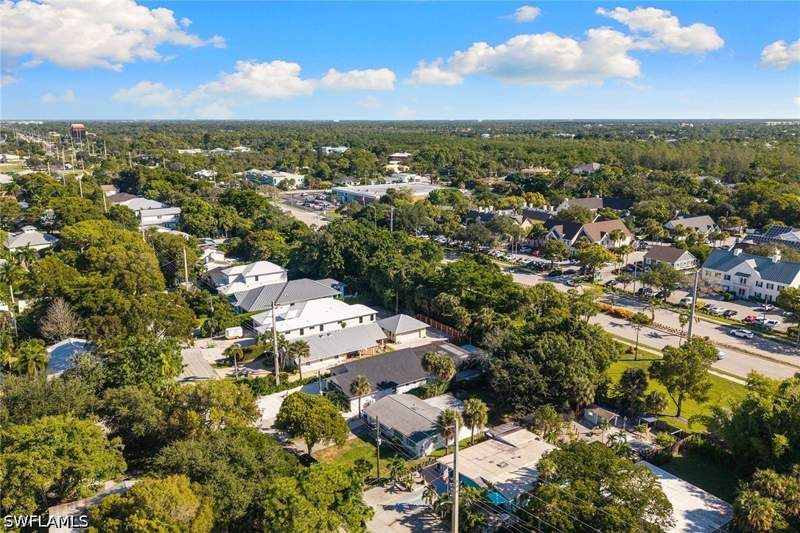 3 bedroom SingleFamilyResidence at 1010 13th St N, Lake Park, Naples — photo 4