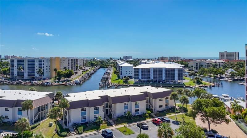 1 bedroom Condominium at 200 Lenell Rd 117, Estero Island Yacht & Racquet Club Condo, Fort Myers Beach — photo 2