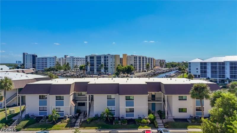 1 bedroom Condominium at 200 Lenell Rd 117, Estero Island Yacht & Racquet Club Condo, Fort Myers Beach — photo 3