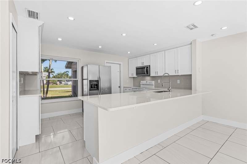 3 bedroom SingleFamilyResidence at 2326 SE 15th St, Cape Coral, Cape Coral — photo 4