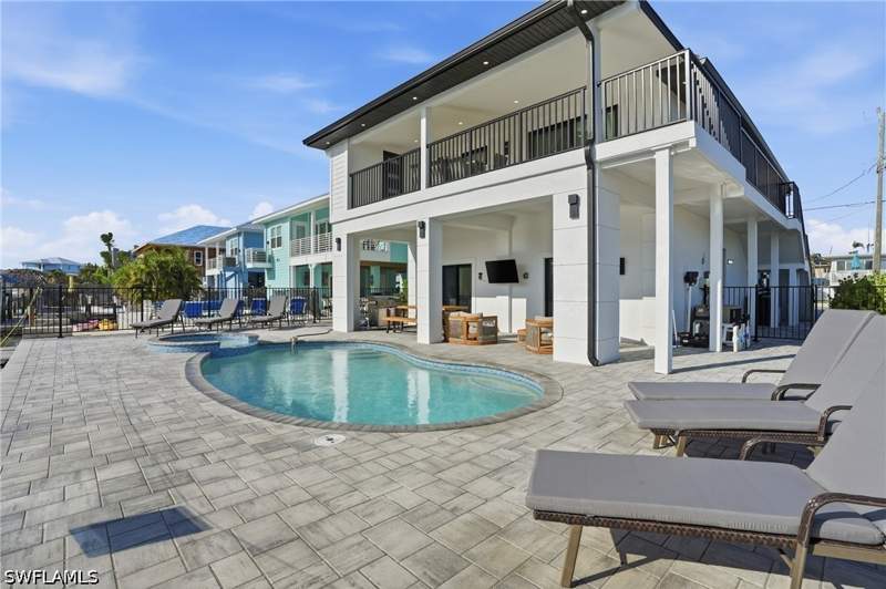 2 bedroom SingleFamilyResidence at 910 3rd St, Matanzas View, Fort Myers Beach — photo 2