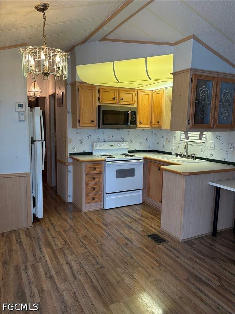 1 bedroom ManufacturedHome at 11200 Sunglow Ln 1, Fort Myers Beach Campground, Fort Myers — photo 4