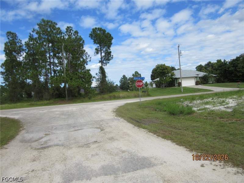 2 bedroom SingleFamilyResidence at 833 Harbour Ave S, Lehigh Acres, Lehigh Acres — photo 2
