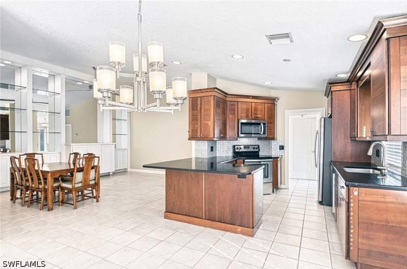 2 bedroom SingleFamilyResidence at 5821 Drummond Way, Island Walk, Naples — photo 4