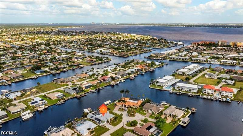 3 bedroom SingleFamilyResidence at 1721 SE 41st St, Cape Coral, Cape Coral — photo 5