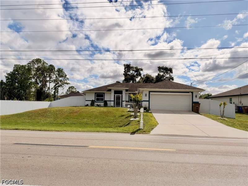 3 bedroom SingleFamilyResidence at 3805 8th St SW, Southwest Lehigh, Lehigh Acres — photo 2