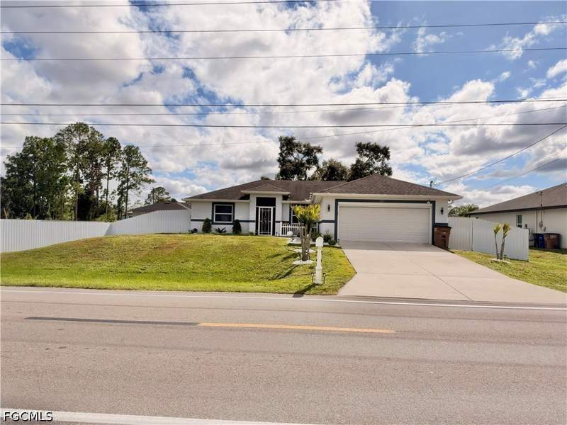 3 bedroom SingleFamilyResidence at 3805 8th St SW, Southwest Lehigh, Lehigh Acres — photo 3