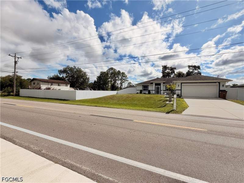 3 bedroom SingleFamilyResidence at 3805 8th St SW, Southwest Lehigh, Lehigh Acres — photo 4