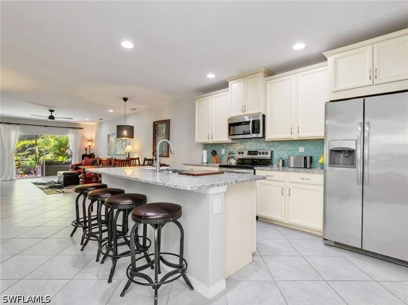 2 bedroom Attached at 4250 Dutchess Park Rd, Lindsford, Fort Myers — photo 2