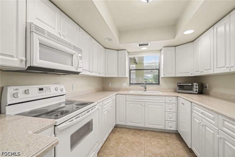 2 bedroom Condominium at 4622 SW Santa Barbara Pl 111, Bayshore Condo, Cape Coral — photo 2