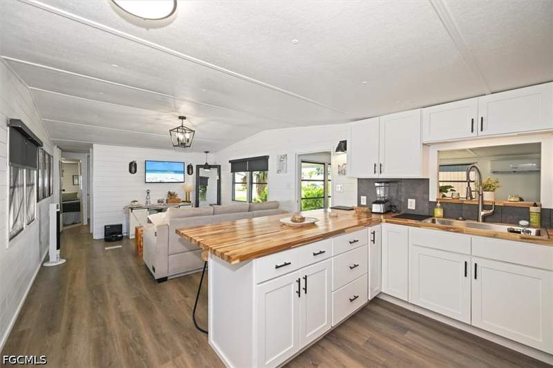 2 bedroom ManufacturedHome at 12211 Palm Dr, Iona Gardens, Fort Myers — photo 4