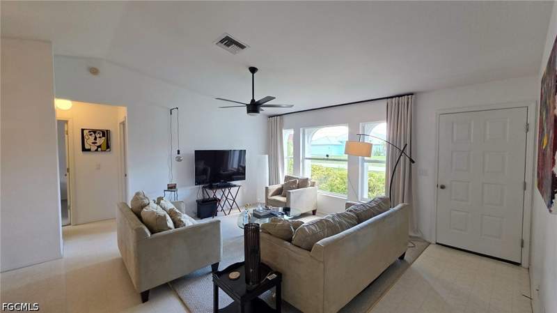 3 bedroom SingleFamilyResidence at 401 SE 15th Ter, Cape Coral, Cape Coral — photo 2