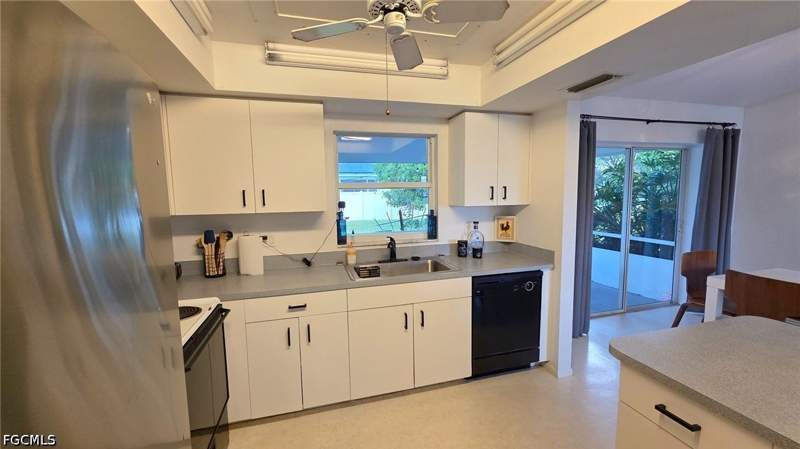 3 bedroom SingleFamilyResidence at 401 SE 15th Ter, Cape Coral, Cape Coral — photo 4