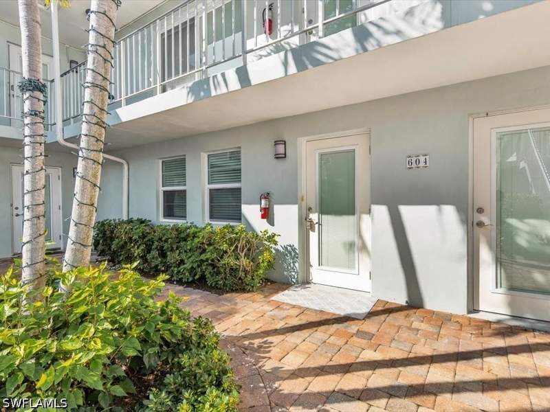 2 bedroom Condominium at 604 12th Ave S 604, Fairfax Club, Naples — photo 2